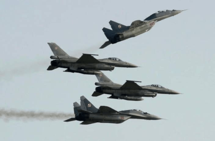 在波蘭航空展當中，波蘭空軍的兩架蘇製米格29與兩架美製F-16戰機。