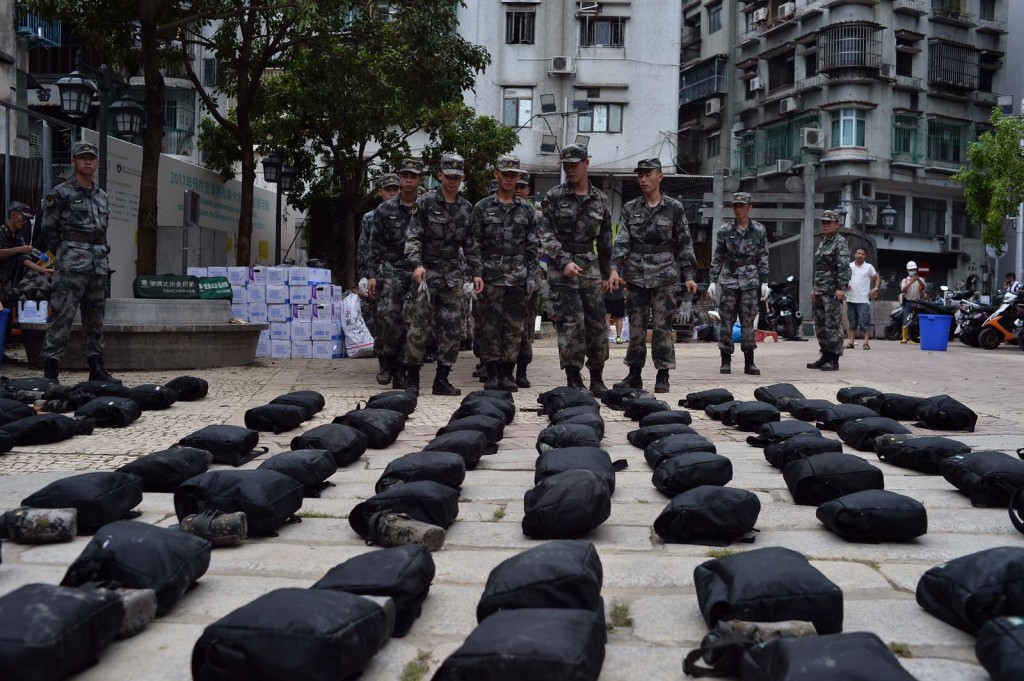 駐澳解放軍助救災。