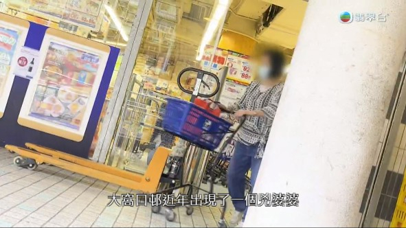 惡婆婆穿梭區內三間超市施襲。
