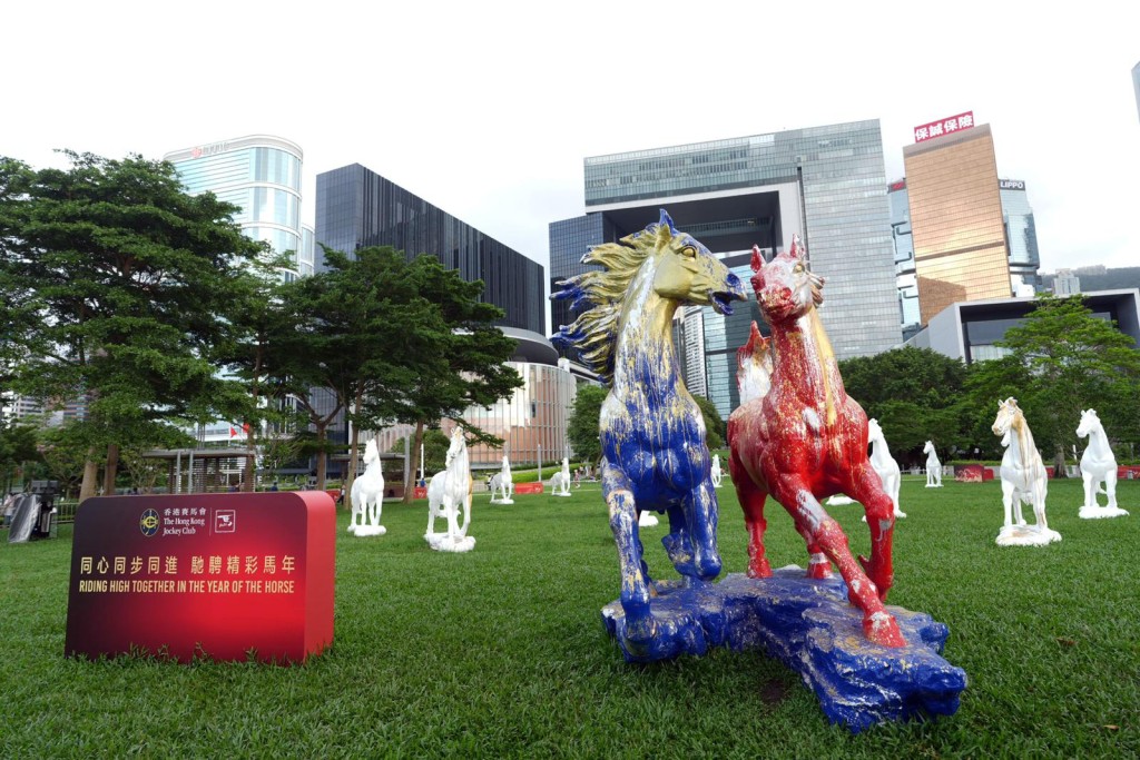 由藝術家馬興文創作的馬匹雕塑及公眾參與彩繪的小融馬,即日起至6月28日於金鐘添馬公園展出。 由藝術家馬興文創作的馬匹雕塑及公眾參與彩繪的小融馬,即日起至6月28日於金鐘添馬公園展出。