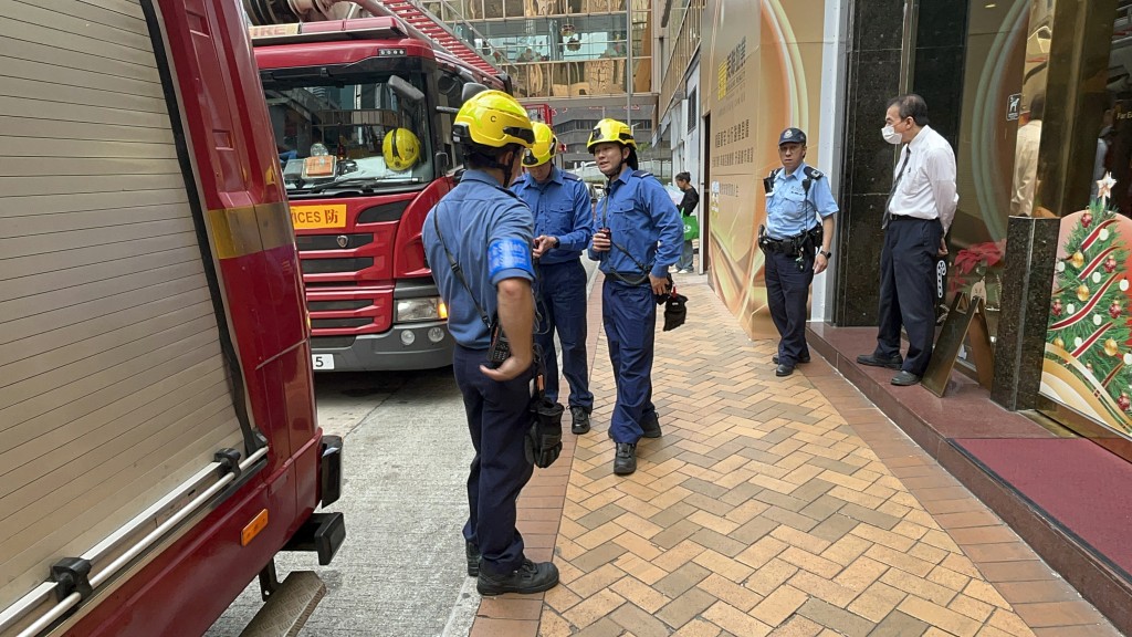 消防到場了解意外原因。楊偉亨攝