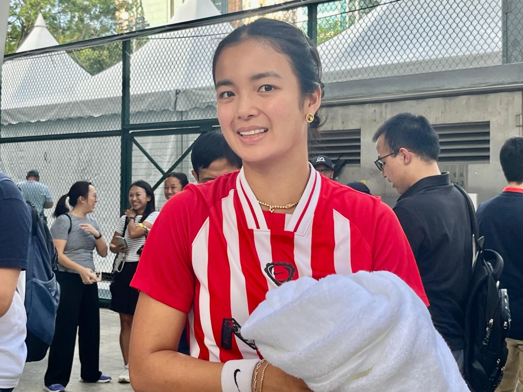 伊娜首度亮相维园,吸引大批球迷争相合照。徐嘉华摄 伊娜首度亮相维园,吸引大批球迷争相合照。徐嘉华摄