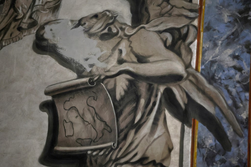 與梅洛尼「撞樣」的天使臉，遭梵蒂岡下令移除。美聯社