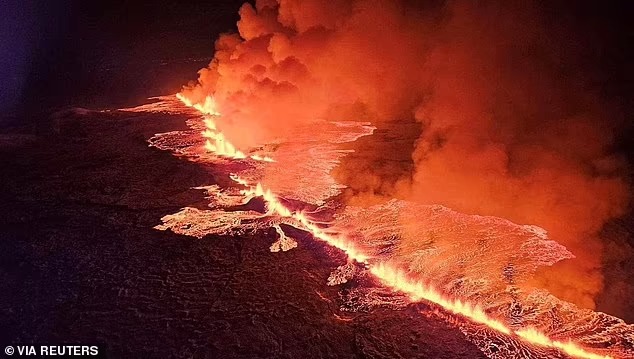 冰島雷克雅內斯半島上一座火山去年爆發，從一條2.5哩長的裂縫湧出熔岩。路透社