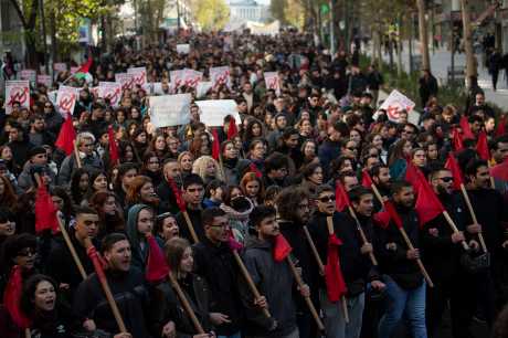 希腊大批示威学生在雅典市中心游行。路透社