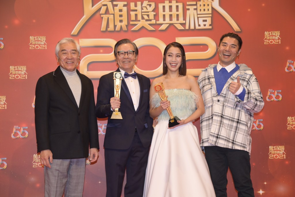 在TVB頒獎禮上，姜大衛（左二）得到「萬千光輝演藝大獎」。
