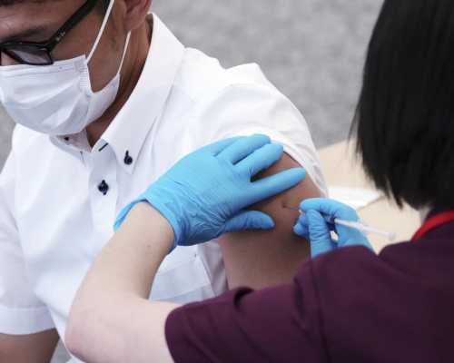日本研究指新冠疫苗對Mu變種病毒保護力僅剩1/7。AP資料圖片