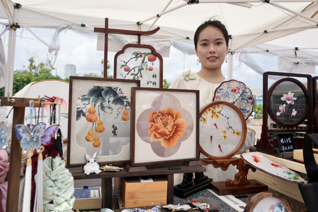 苏绣第五代传承人马小姐希望苏绣可以走进校园，让更多香港小朋友认识。