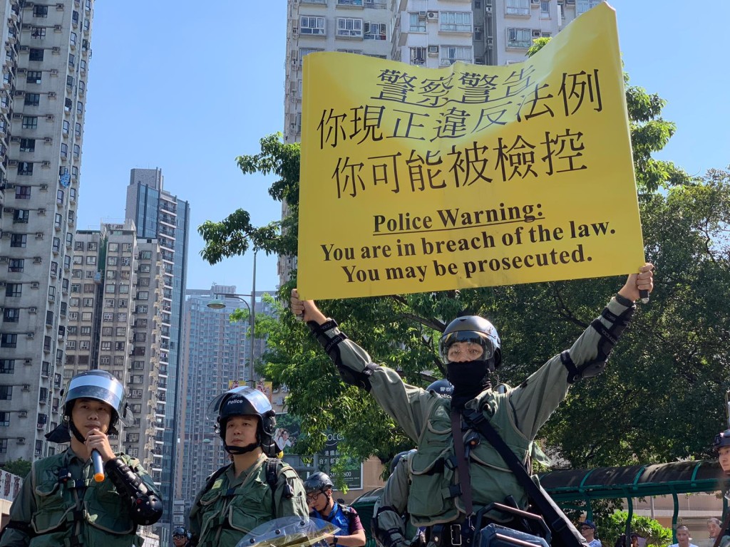 警方舉黃旗警告。