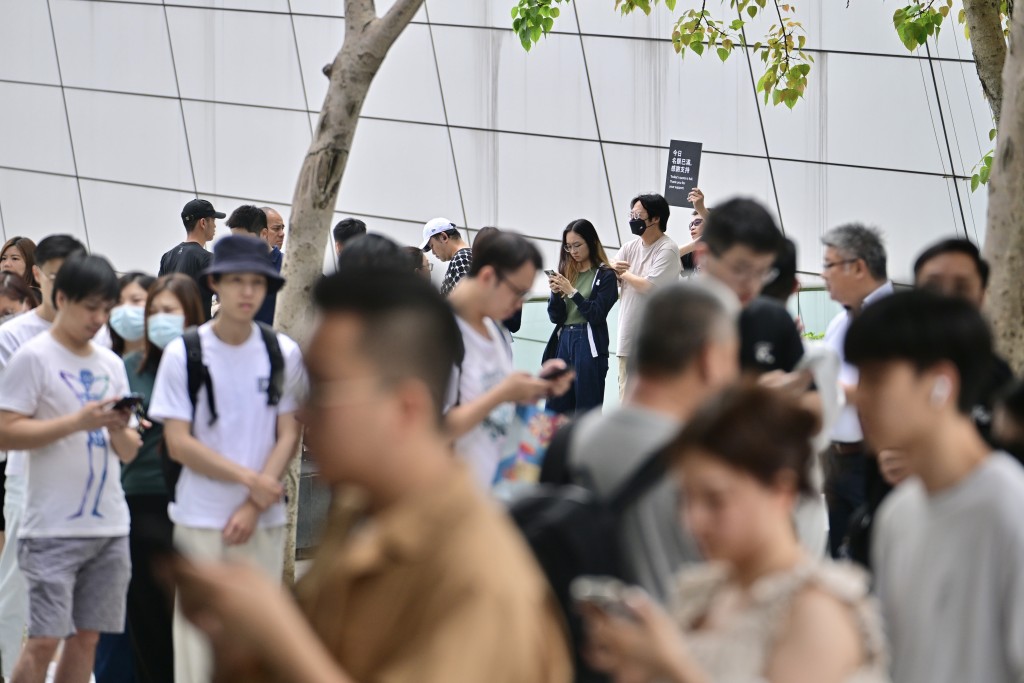 未到11時己有逾百人在排隊。陳極彰攝