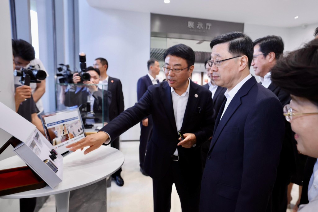 李家超及团队参观永新光学公司。李家超fb图片