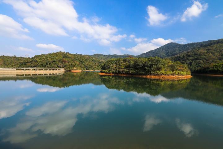 河背水塘是香港面积最细的灌溉水塘。（图片来源：渔农自然护理署） 