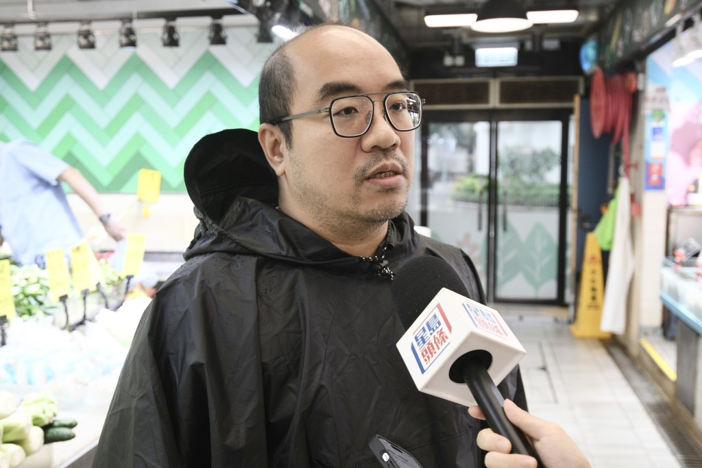 吳先生:提早儲糧一日 以防颱風天買不到。陳浩元攝 吳先生:提早儲糧一日 以防颱風天買不到。陳浩元攝
