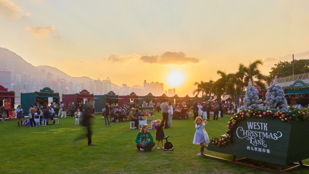 「西九圣诞市集」为宠物友善活动，在海滨东草坪汇聚30个本地及环球特色餐饮及零售摊位。（图片由西九文化区管理局提供）