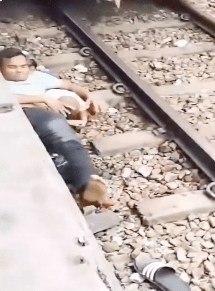 現場候車民眾目睹全程卻無力介入，只能眼睜睜看着至少八節車廂從兩人上方呼嘯而過，場面極度揪心。 @nextminutenews7
