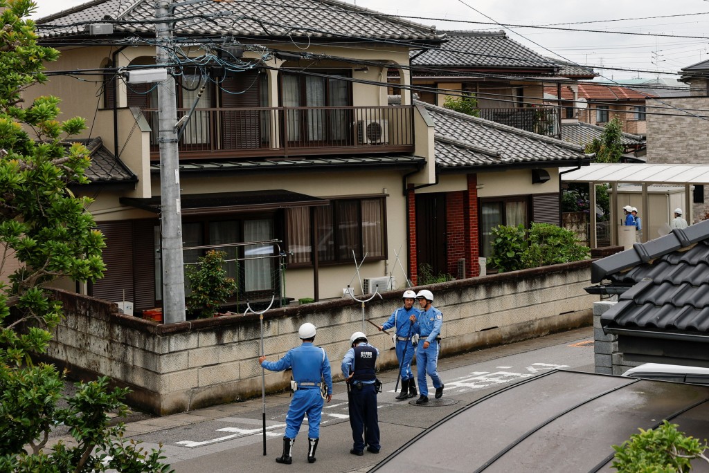 日警在宇都宫市居民区搜寻黑熊踪迹。 路透社