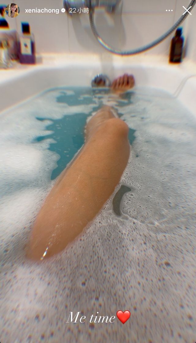莊韻澄的一雙修長美腿,在水中若隱若現。 莊韻澄的一雙修長美腿,在水中若隱若現。