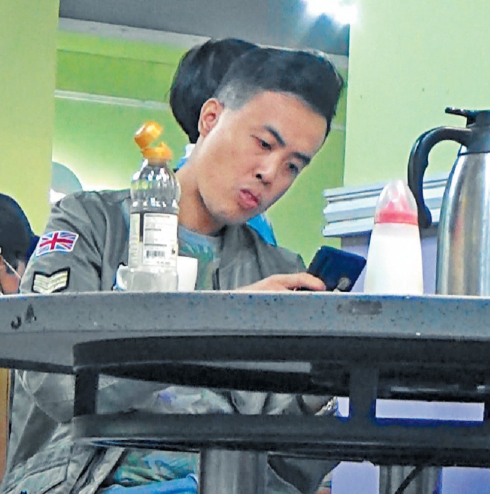 ■傅家俊在茶餐廳內全程睇住手機。

