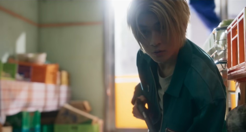 高橋文哉飾演朝倉新。 高橋文哉飾演朝倉新。