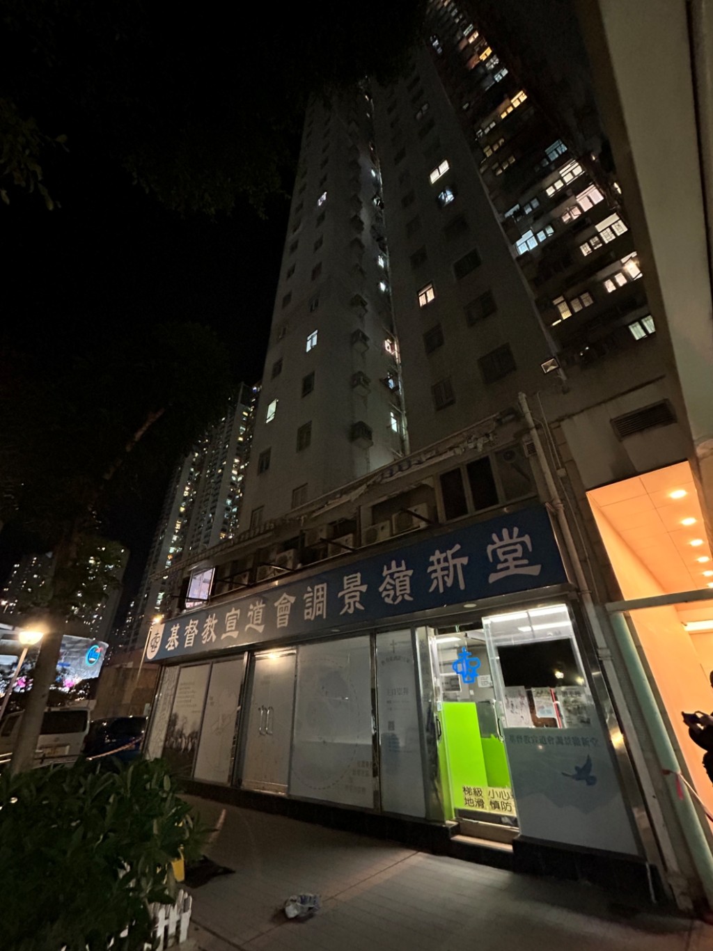 現場為將軍澳坑口安寧花園對開行人路。
