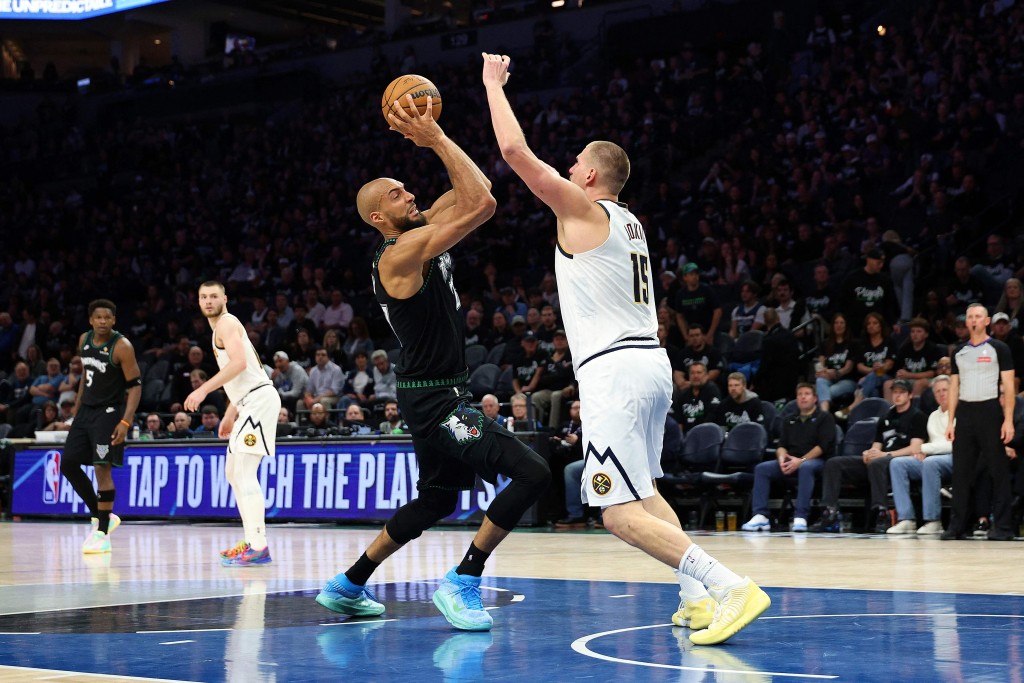 高拔（左）今仗得到10分、12個籃板和3次封蓋。AFP