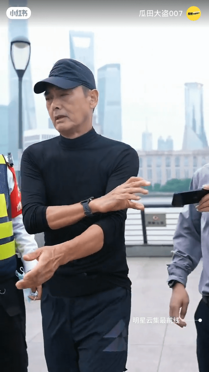周潤發當天要應付不少合影要求。 周潤發當天要應付不少合影要求。