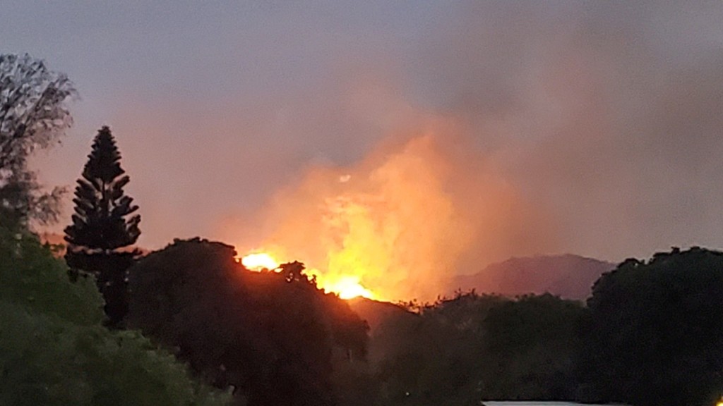 現場火光熊熊。FB：White Tam@粉嶺上水吹水谷