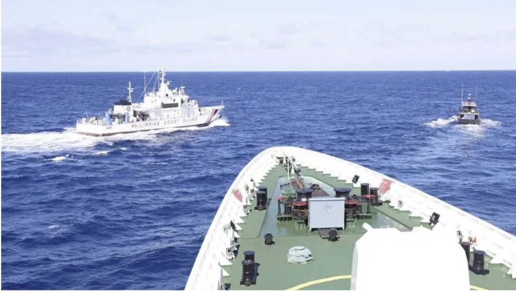 中方發圖指菲律賓船艦非法闖入中國南沙群島仁愛礁鄰近海域。 中國海警