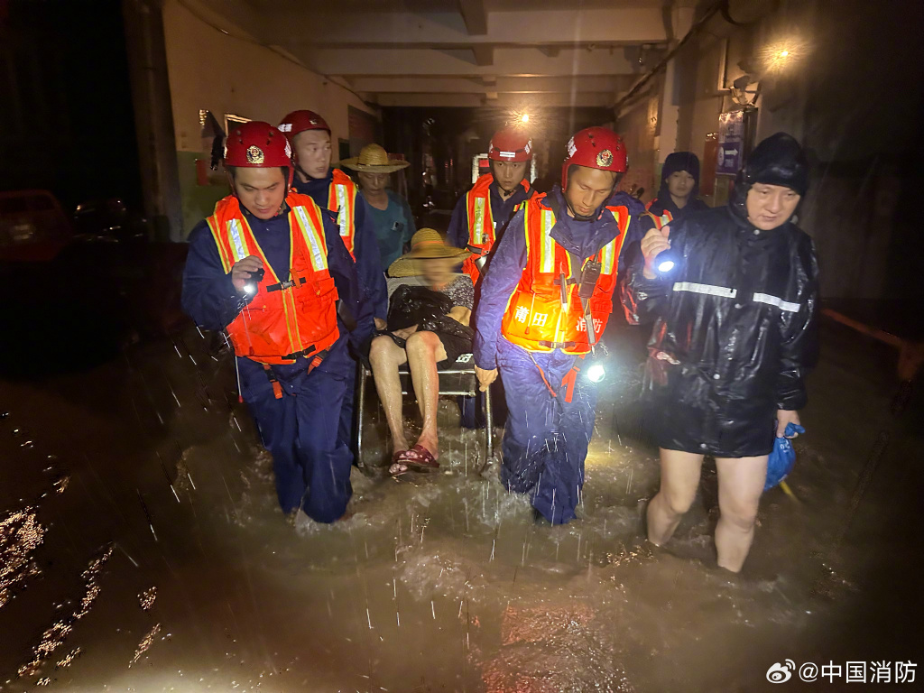 救援人員在疏散被困居民。