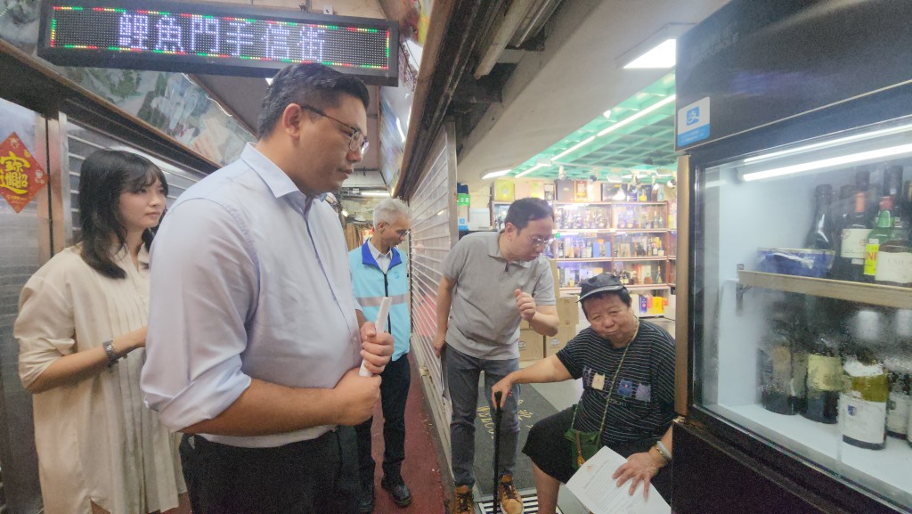 民青局副局长梁宏正今日傍晚到鲤鱼门一带向商户及居民派发防风传单。