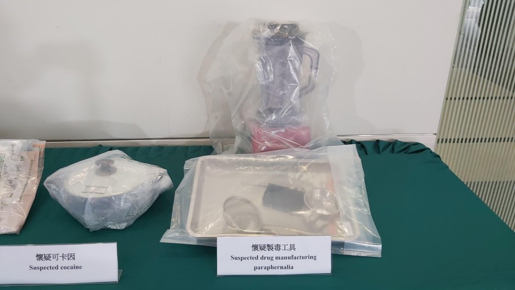 海關檢獲共約11.4公斤懷疑毒品,估計市值共約660萬元。 海關檢獲共約11.4公斤懷疑毒品,估計市值共約660萬元。
