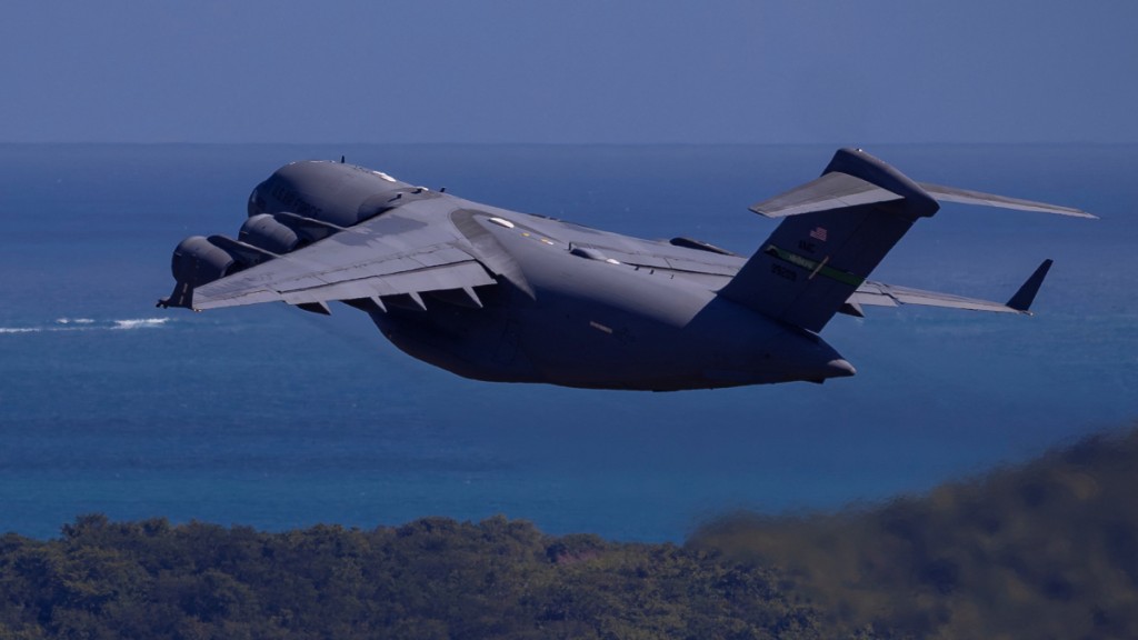 美國空軍一架C-17運輸機周三從波多黎各的海軍基地起飛。路透社