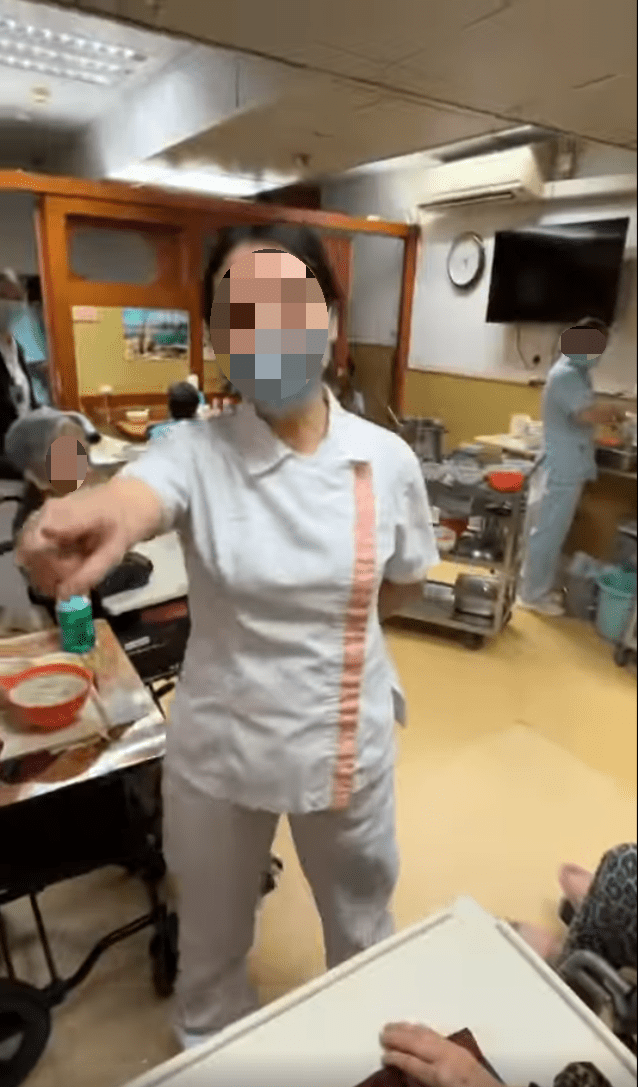 員工「手指指」，並大聲反駁拍片者的言論。