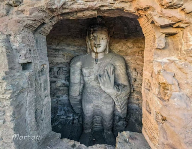 雲岡石窟大佛眉骨、鼻尖處出現長條冰柱。網上圖片 雲岡石窟大佛眉骨、鼻尖處出現長條冰柱。網上圖片