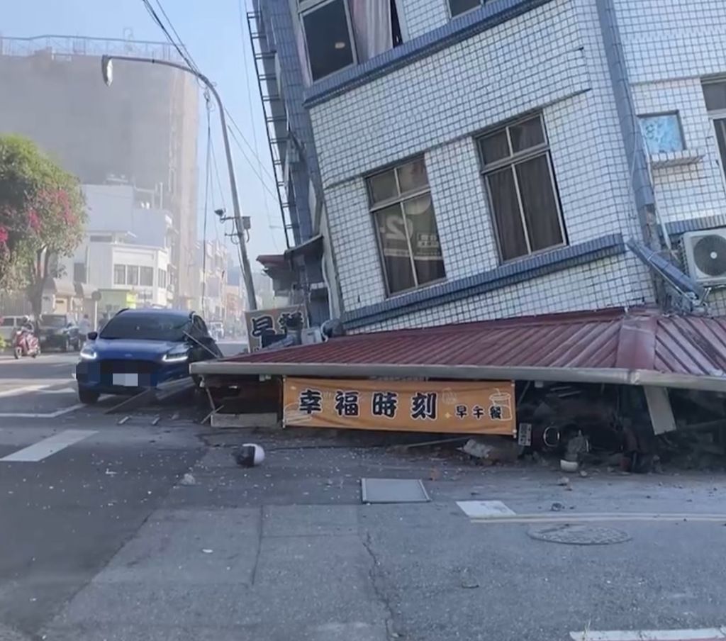 花蓮北濱街地震，北濱街「幸福時刻早午餐」2樓瞬間變成1樓。