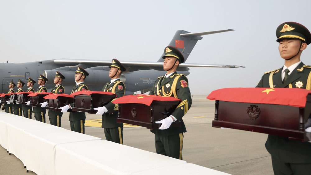 中韓雙方交接第十批在韓中國人民志願軍烈士遺骸。 新華社