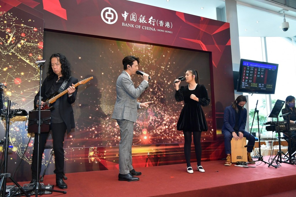 Joey Tang可以輕鬆彈結他。