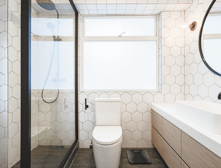 浴室家具齊全，設有獨立淋浴間，保持乾濕分離。