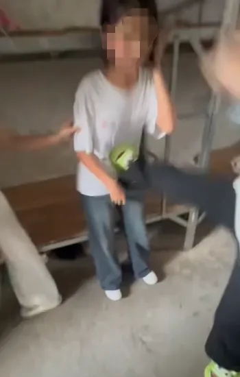 女生被欺凌者輪番掌摑。 女生被欺凌者輪番掌摑。