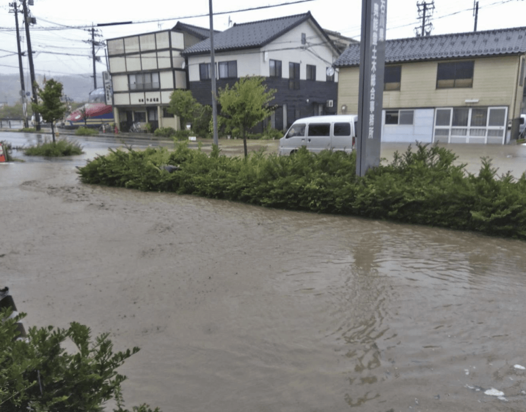 2024 年 9 月 21 日星期六，石川縣輪島市大雨過後，道路被淹沒。美聯社