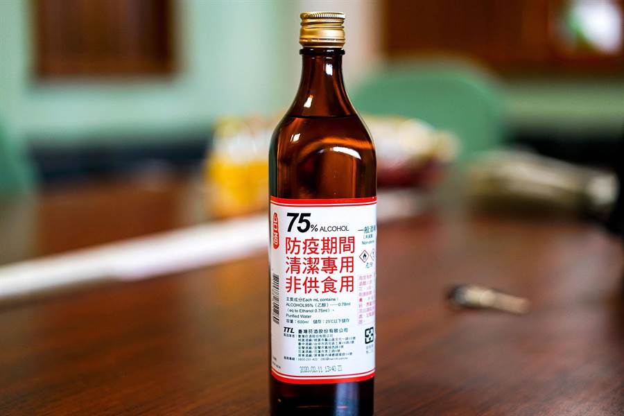 包裝仍採紅露酒紹興酒瓶身被戲稱「舊瓶裝新酒」。中時