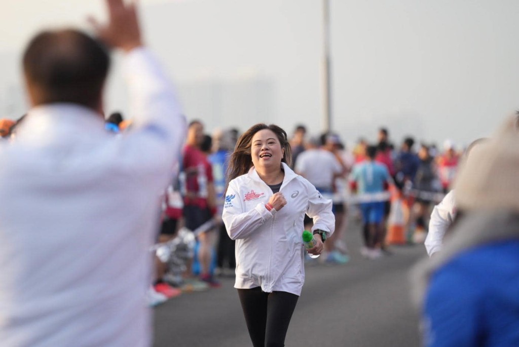 羅淑佩清晨主持第二屆港珠澳大橋香港段半馬拉松賽事起步禮，並跑了兩公里。