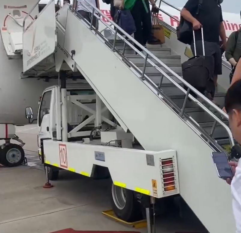 乘客帶同行李離開機艙。