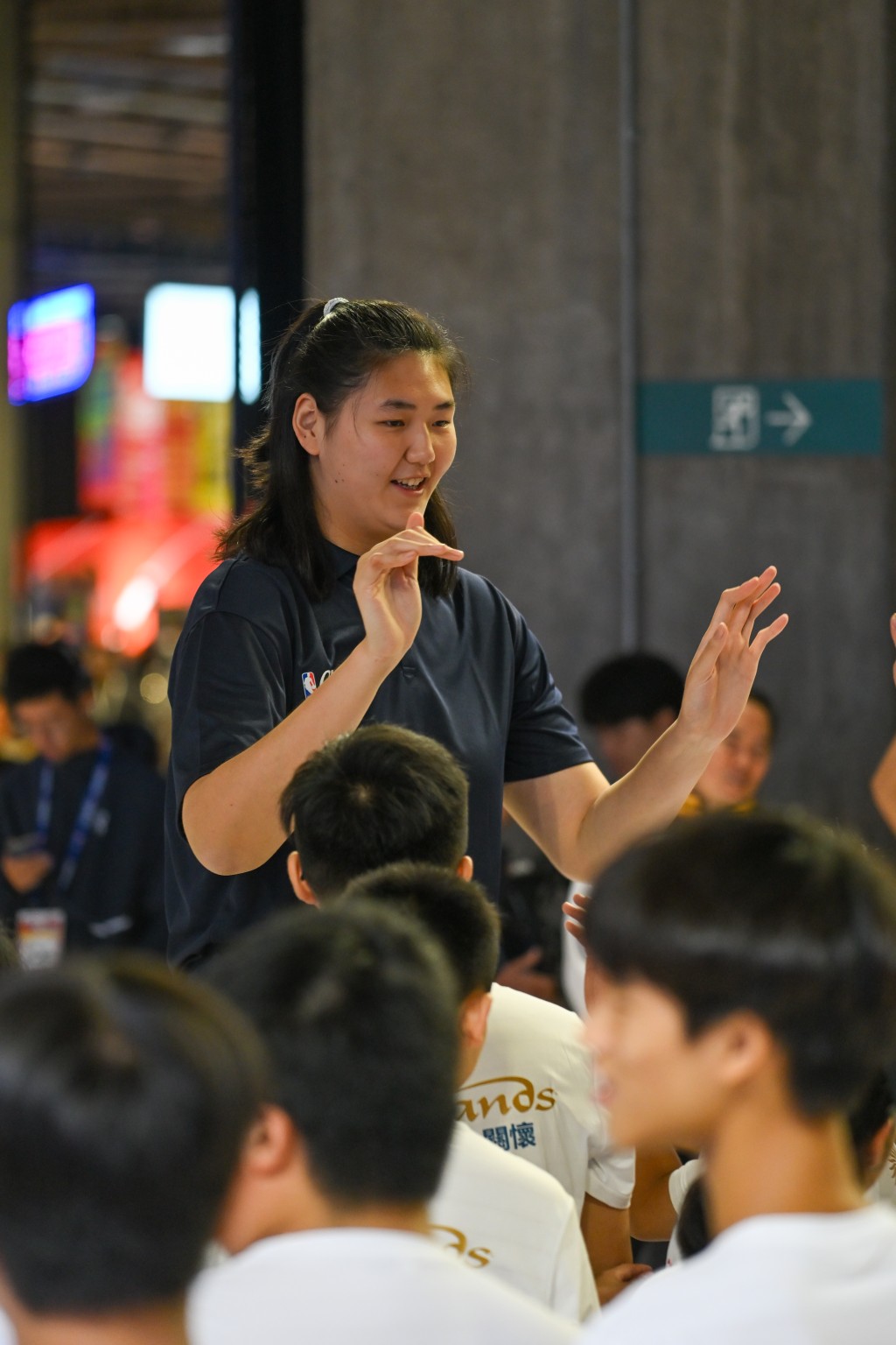 國家隊女籃新星張子宇和前冬奧女子速度滑冰四屆金牌得主王濛擔任籃球班助教。攝影：魏國謙