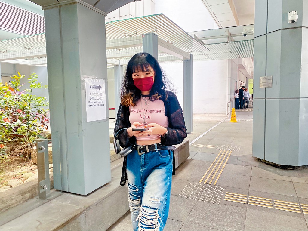 屠龍案昨日進行第55天審訊,女被告劉佩凝到庭旁聽。