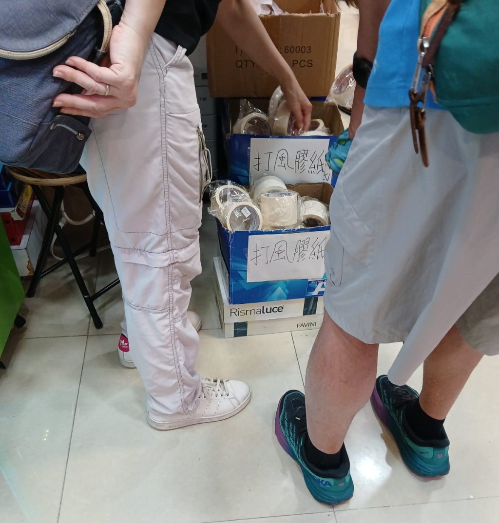 市民到文具鋪買膠紙貼窗。 市民到文具鋪買膠紙貼窗。