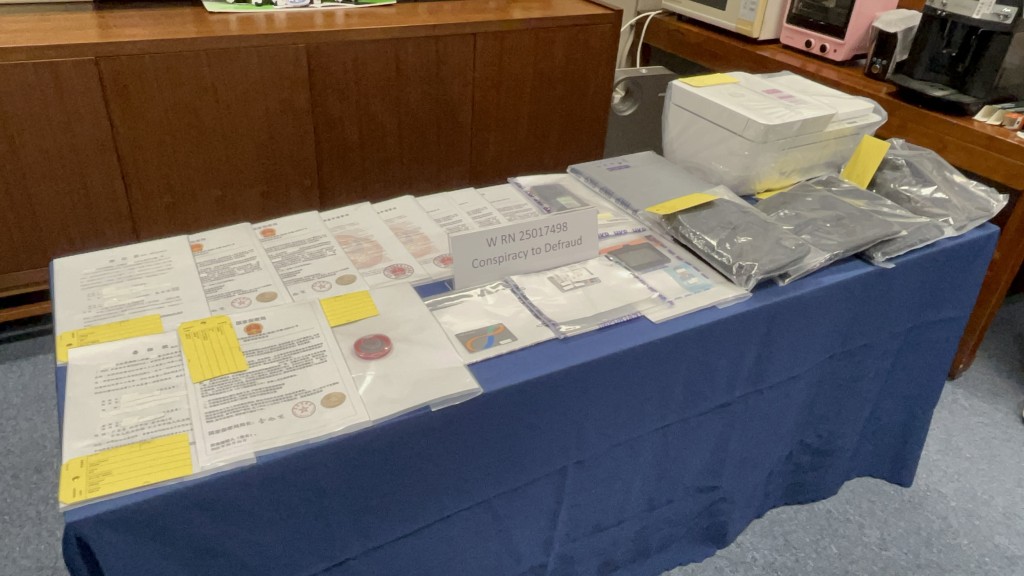 警方展示證物。楊偉亨攝