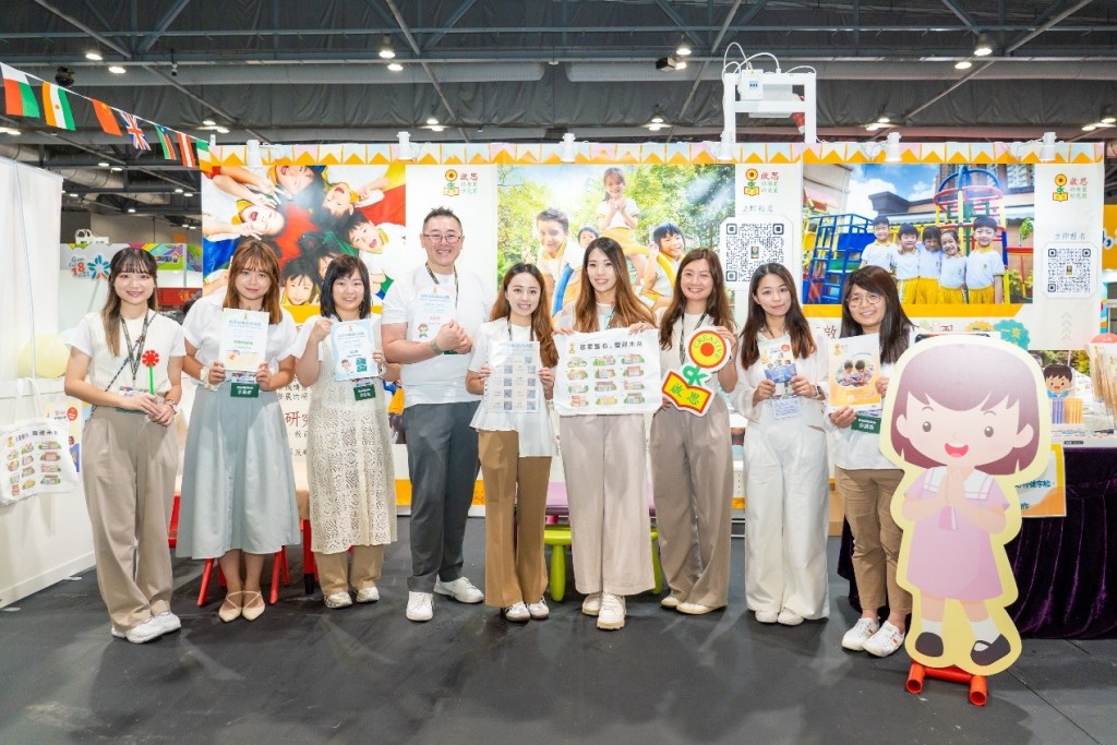 啟思幼稚園幼兒園代表及校職員。 啟思幼稚園幼兒園代表及校職員。