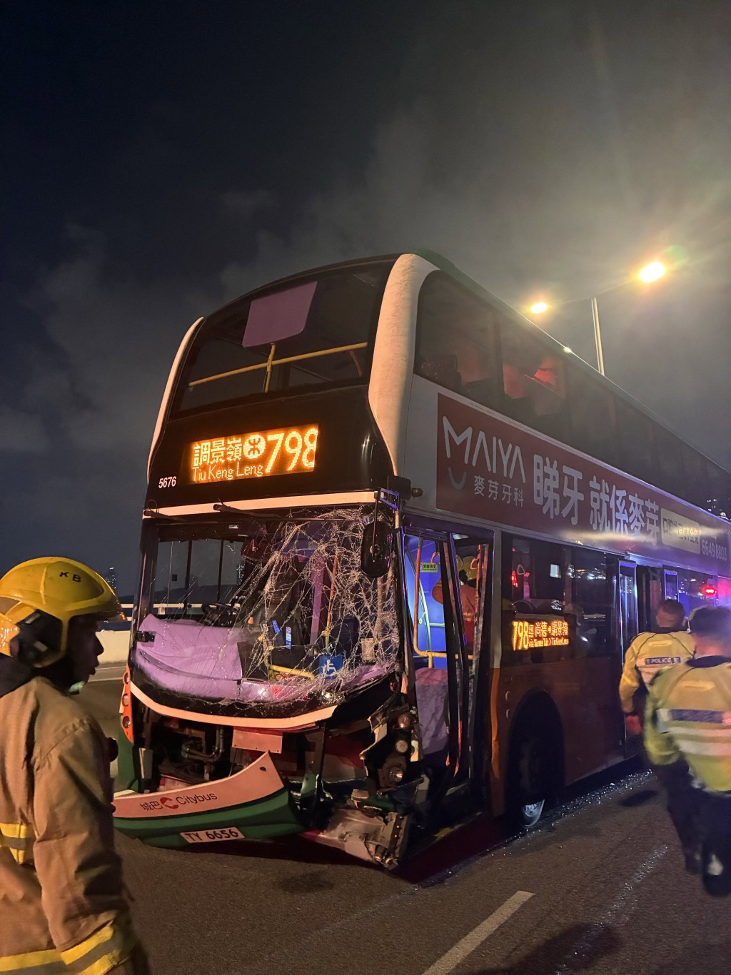 涉事城巴車頭嚴重損毀,擋風玻璃爆裂。網上圖片 涉事城巴車頭嚴重損毀,擋風玻璃爆裂。網上圖片