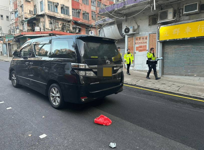 觀塘今晨（22日）發生嚴重交通意外，一名老婦於清晨6時許在嘉樂街3號對開懷疑過馬路期間，被一輛駛經的私家車撞倒。蔡楚輝攝